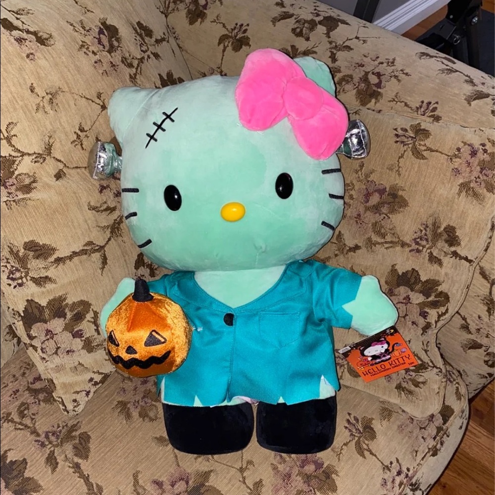 Hello Kitty Halloween greeter